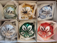 6er Kiste -  8cm Kugel bunt gemischt mit Blütendekor voll im Trend der 70iger Jahre... 6er Kiste -  8cm Kugel bunt gemischt mit Blütendekor voll im Trend der 70iger Jahre...