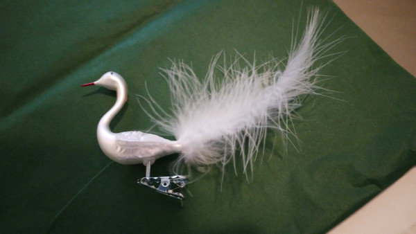 Schwan - weiß mit silber ca.7cm hoch und 12cm lang incl. Feder