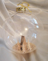 Glaskugel mit Miniaturschnitzerei "Haus und Baum" 10cmØ Glaskugel mit Miniaturschnitzerei "Haus und Baum" 10cmØ