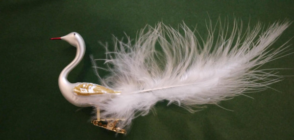 Schwan - weiß mit gold ca.7cm hoch und 12cm lang incl. Feder